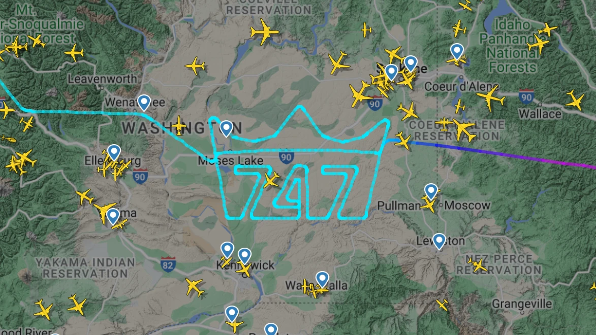 Screenshot from Flightradar showing the flightpath. The path resembles a crown with the number 747 engraved.